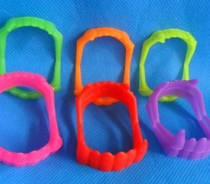 Dientes de Dracula de colores x 12
